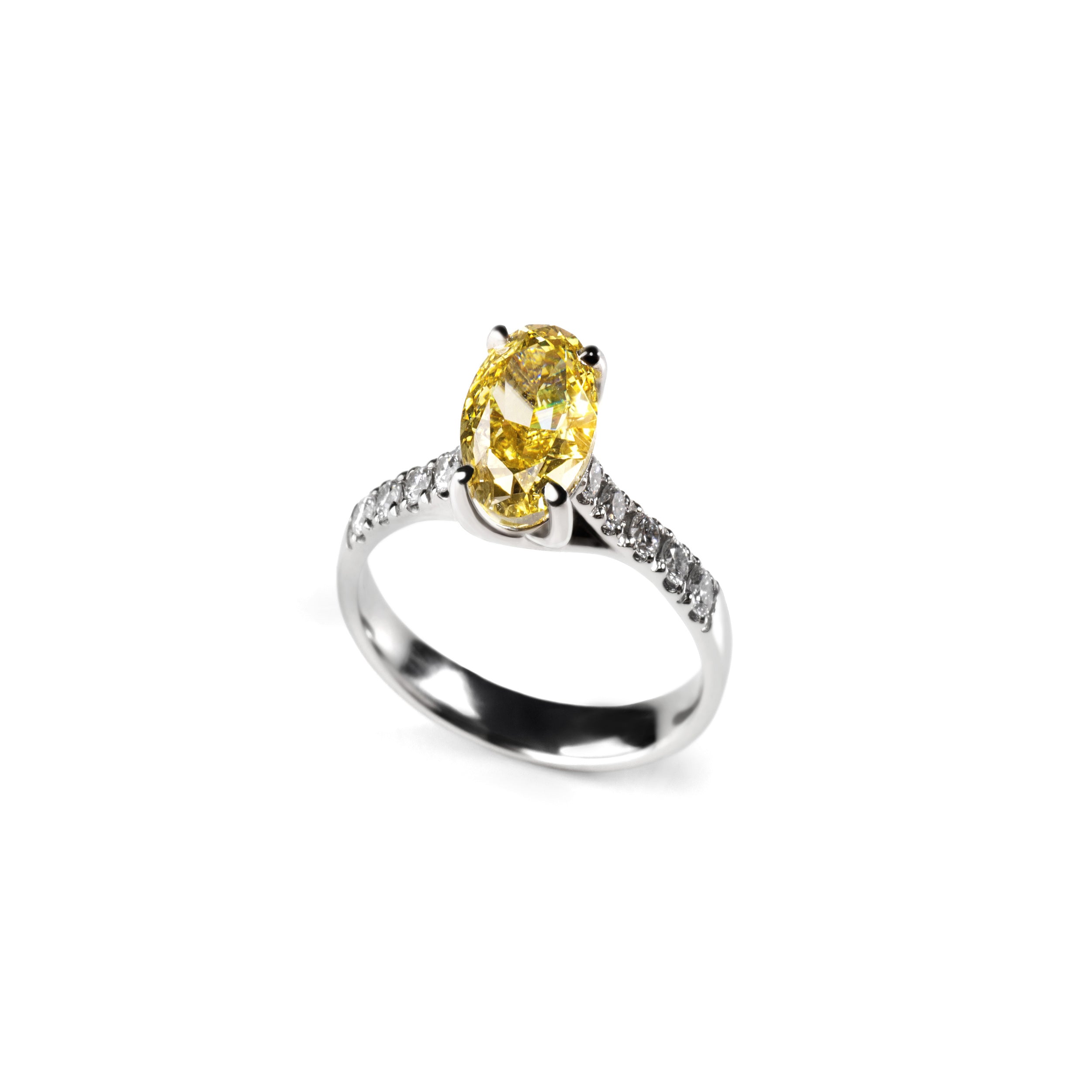 Anello solitario Fancy Yellow montatura con diamanti
