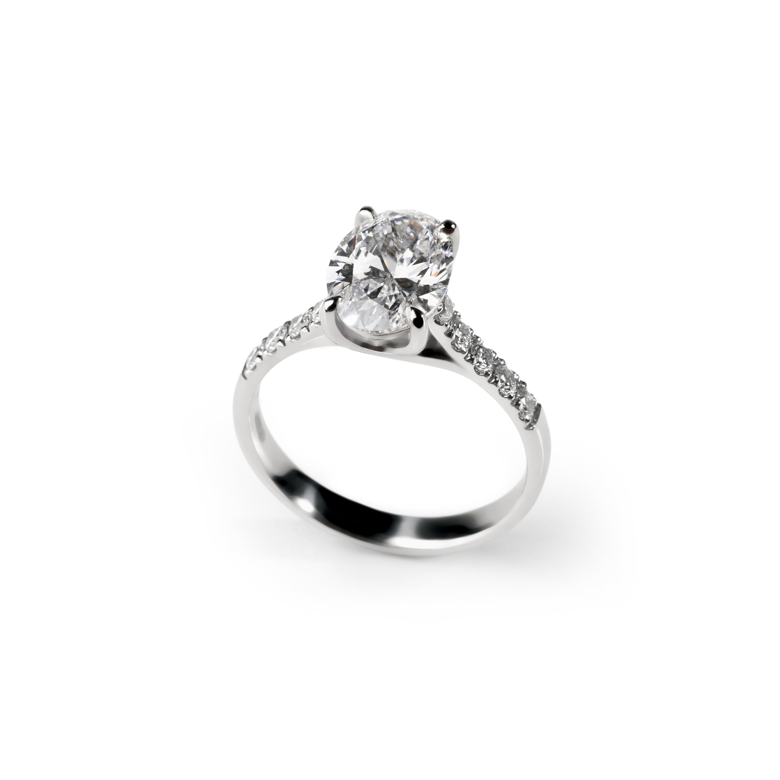 Anello Solitario Ovale montatura con Diamanti