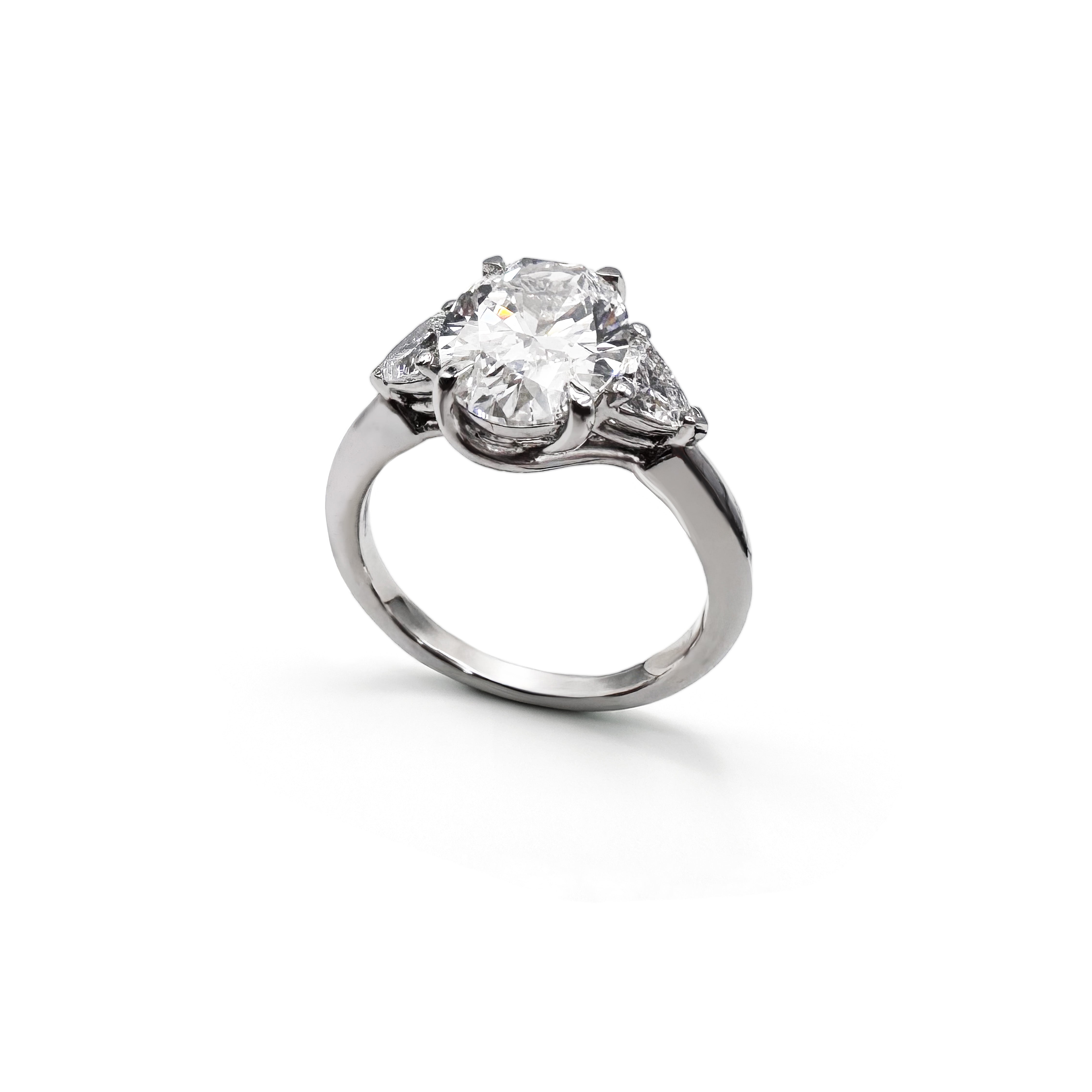 Anello Solitario Ovale bianco e Diamanti