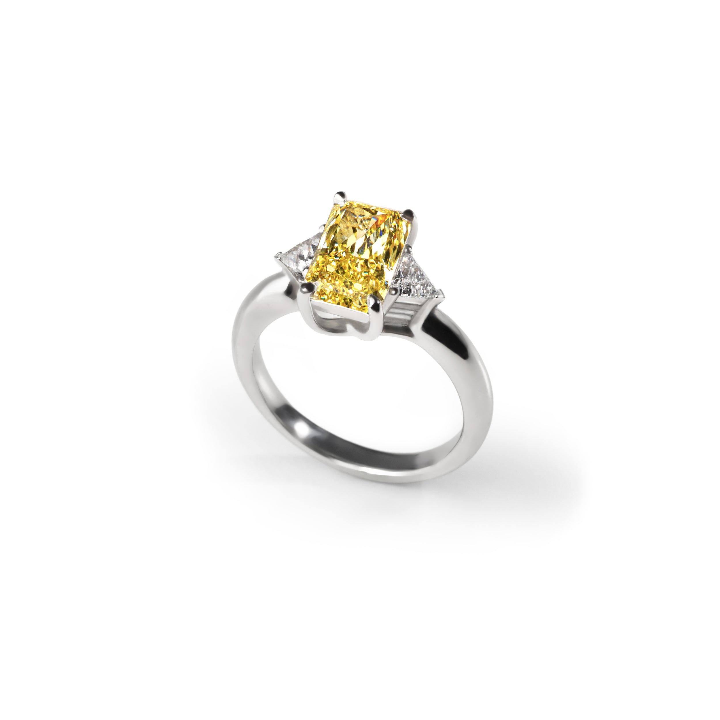 Anello solitario Radiant Fancy Yellow & Diamanti triangolari